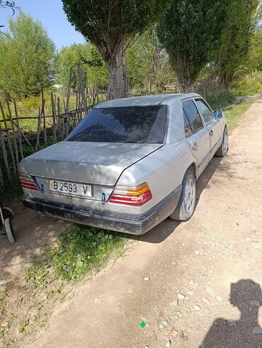 обмен на дом в городе каракол: Классический седан Mercedes-Benz W124 серебристого цвета. Этот
