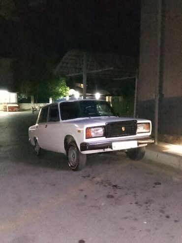 Digər nəqliyyat: VAZ 2107 – klassik sedan - Kuzov: ağ rəng, 4 qapı, xrom detallı ön və