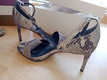 Другая женская обувь: Продается новая обувь. Размер 38. Босоножки 2600с. Слипоны (оригинал — 7