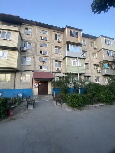 10 мкр квартира: 2 комнаты, 46 м², 104 серия, 4 этаж, Старый ремонт