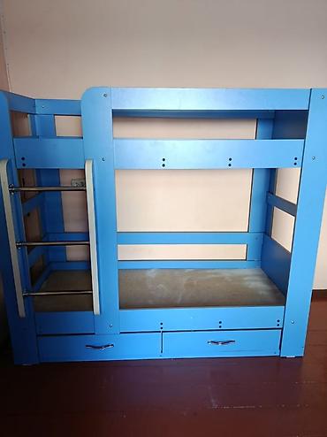 bunk bed: Двухъярусная детская кровать синего цвета. Особенности: - Два — 2