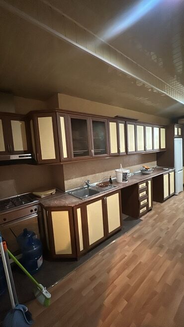 Mətbəx mebeli: Metbex mebeli 6 mt. Ela veziyyetde.tecili satilir. Qiymet 250 azn