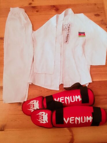 karate forması: KARATE paltarı və ayaxliq bir yerdə təxminən 13-14 yaş