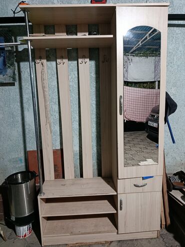 кухонный шкафчик: Кире бериш үчүн шкаф, Күзгүсү менен