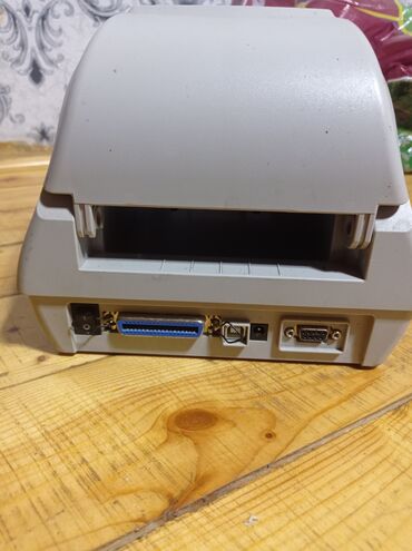 komputer klaviaturasi: Bu printer etiketlərin çapı üçün istifadə olunur. Onun arxa panelində