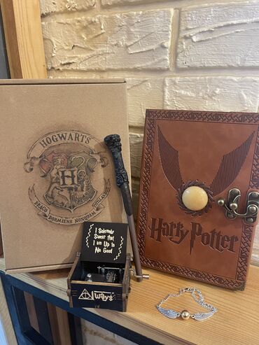 Игрушки: Набор Гарри Поттера • Подарочная коробка с лого «Хогвартс» • Кожанный