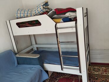 двухярустная кровать: Двухъярусная кровать из дерева, выполненная в контрастных цветах