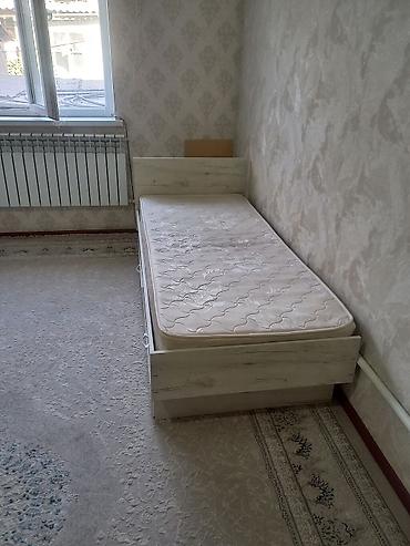 из дуба: Односпальная кровать с матрасом и выдвижными ящиками. - Размер — 2
