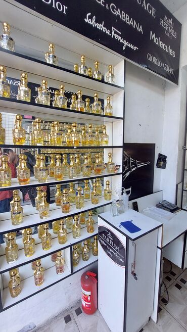 Ətriyyat: Salam.Hazır Bizness satılır. 250-300 çeşid ətir,qızılı kivşinlər,içi — 7