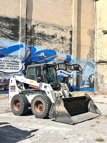 ремонт плейстейшен 5: Bobcat S220 mini-yükləyici və Mercedes-Benz üç tərəfli damperli yük — 2