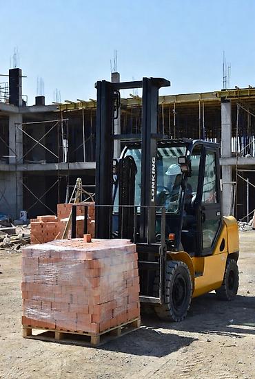 Аренда транспорта: Сдаю Вилочный (Кара) погрузчик, 10 тонн, 2 куб.м, Почасово — 1