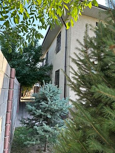 Продажа коттеджей и домов: Просторный двухэтажный дом с ухоженным зеленым участком. - — 4