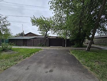 Продажа коттеджей и домов: -Срочно продается двух комнатная квартира в барачном доме, вход — 2