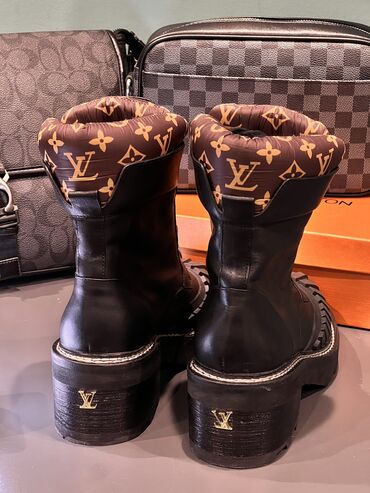 сапоги оригинал: Сапоги, 39, Louis Vuitton, Б/у, цвет - Черный, Самовывоз, Платная доставка