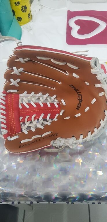 480 объявлений | lalafo.kg: Продаю перчатку для бейсбола из кожзама, из Кореи, хорошего качества