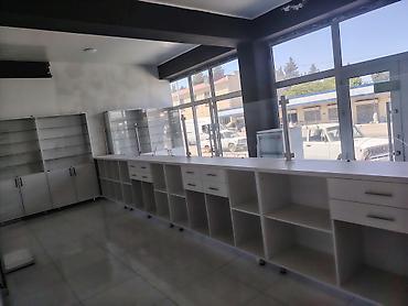 Mağaza vitrin mebeli – şüşəli vitrin dolabları və kassanın qarşısı — 3