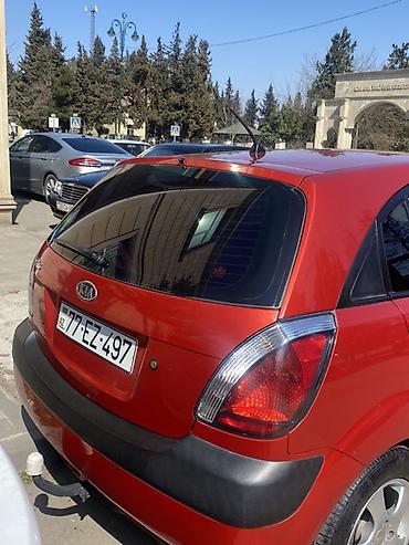 kia rio satışı: Kia Rio hatchback (qırmızı rəng), 5 qapı, AZ dövlət nömrə nişanı — 3
