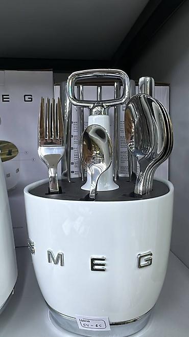 Набор столовых приборов SMEG с держателем-органайзером. -