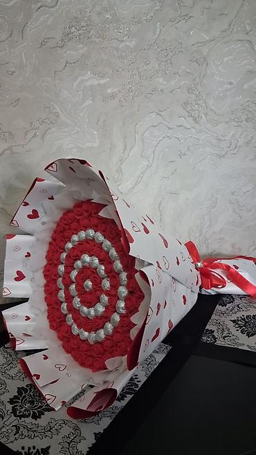 Qırmızı güllər və şokolad konfetlərindən hazırlanmış böyük buket -