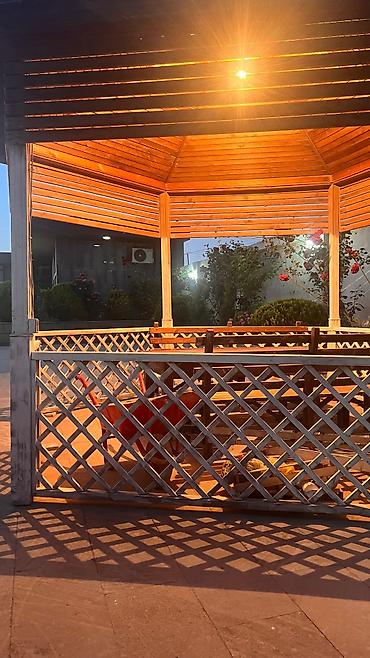 навес: Təmiz taxtadan yığılma besetka, Az işlənib. Qiyməti 950 manat. Ünvan — 2