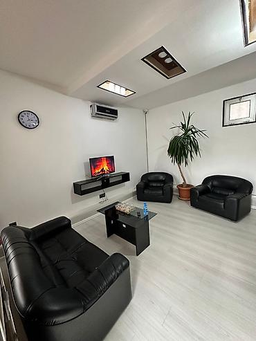 Ofis mebeli: Ofis/lounge üçün mebel dəsti Tərkibi: - 1 ədəd 3‑yerlik divan - 2 — 1