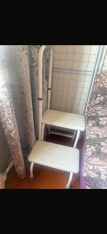Складные стремянки-лестницы: Ступеньки с поручнем для ванной б/у Двухступенчатая банная/домашняя — 3