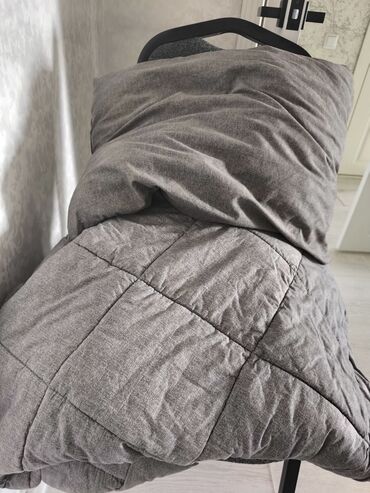 детское постельное белье оптом: Постельное белье в отличном состоянии, покрывало серое и серая