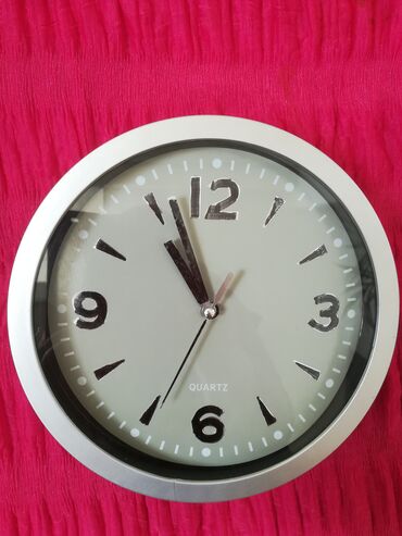 Satovi za kuću: Zidni sat sive boje fi 20 cm, radi, malo su ručno ispisani brojevi na