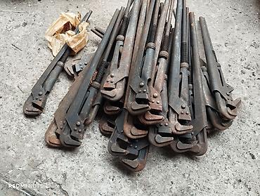 Инструменты для авто: Предлагается набор различных металлических гаечных ключей. В — 10