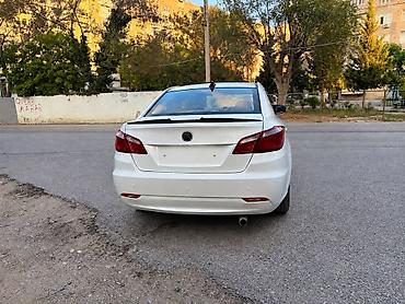 qar tekeri: Ağ rəngli sedan – şəhər və şəhərlərarası sürüş üçün rahat, qənaətcil — 3