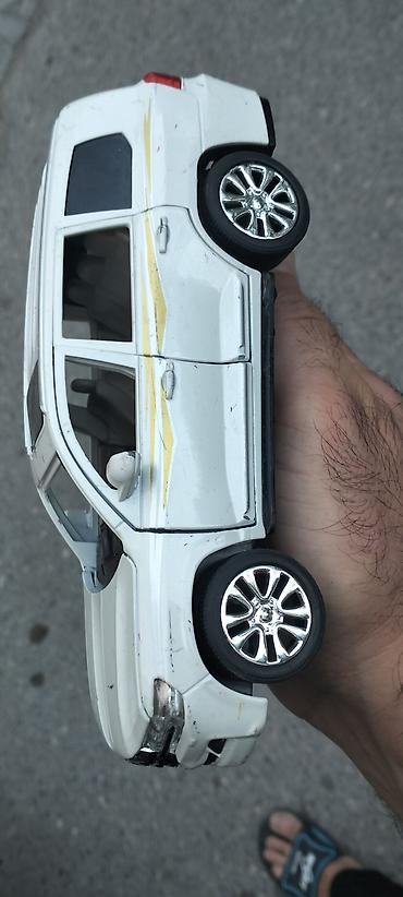 stranger things kinder joy: Ağ rəngli metal korpuslu Land Cruiser tipli oyuncaq SUV model maşın — 3