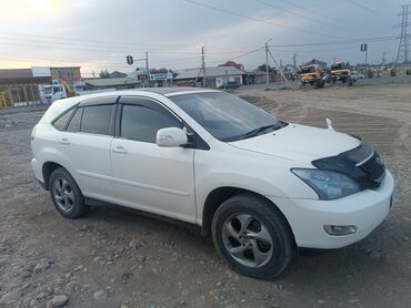 лексуз харер: Белый внедорожник Toyota Harrier, оснащенный черным дефлектором