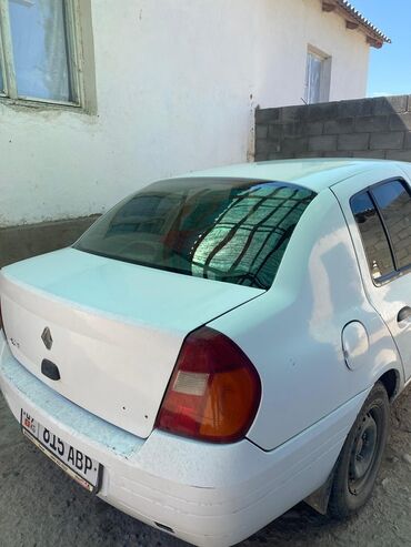 дверь на нексию: Белый седан Renault Clio. Автомобиль оснащен четырьмя дверями, а также