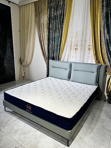 Кровати: Двуспальная кровать с мягким высокими подушками-спинкой - Современный — 3