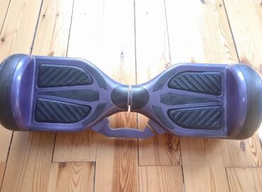 Skeytbordlar: Tünd bənövşəyi rəngdə olan bu hoverboard həm əyləncəli, həm də praktik
