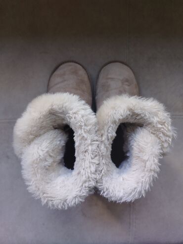 Ugg čizme: Prelepe čizme, kao ugg, malo nošene. Izuzetno tople, krzno mekano — 9