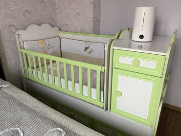 детская приставная кровать: Кровать-трансформер идеально подходит для малышей и подростков