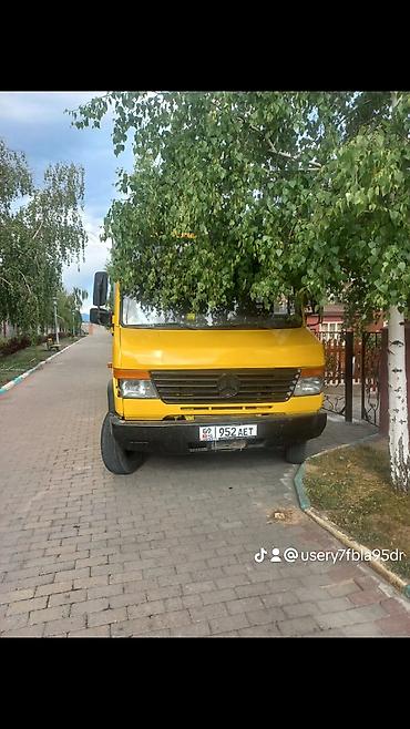 Грузовой бортовой автомобиль Mercedes-Benz варио. (желтый). Сатылат