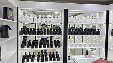 parfüm vitrini: 170 cesid yag top ve delux keyfiyyetde. Her biri ortalama 50/100ml — 9