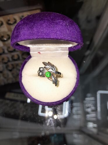 кольцо с изумрудом: Продаю новое кольцо с 3 бриллиантами и изумрудом, белое золото