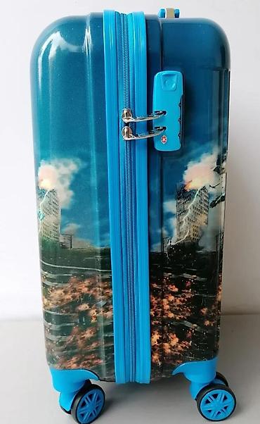 tosca blu patike: Dečiji kofer plave boje sa printom Osvetnika. Kofer je izrađen od — 7
