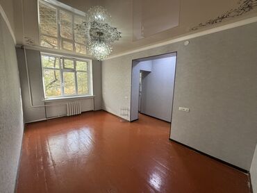 срочно продаётся 1 комнатная квартира в районе ошского рынка по улице молодая гвардия: 3 бөлмө, 44 кв. м, Хрущевка, 1 кабат, Эски ремонт