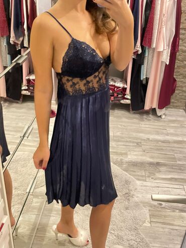 Spavaćice: Elegantan ženski komplet koji se sastoji od spavaćice i ogrtača, oba u — 4