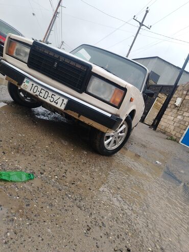 VAZ (LADA): VAZ 2107, ağ rəng, sedan gövdə. Texniki xüsusiyyətlər və təchizat: - — 13