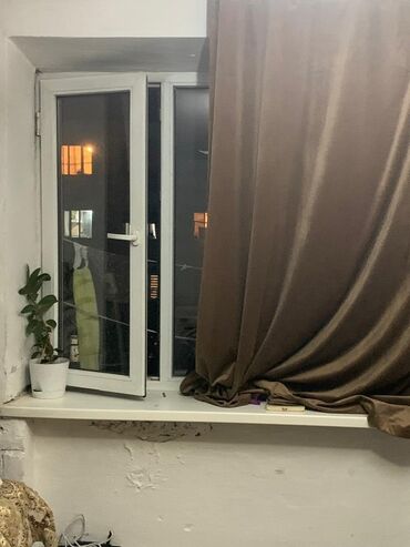 квартира с подселением на долгий срок: 1 бөлмө, 18 кв. м, Жатакана жана мейманкана түрүндө, 4 кабат, Косметикалык ремонт