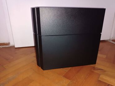 PS4 (Sony Playstation 4): PS4 cipovan 1TB 4 dzojstika na lalafo.rs — 2 PS4 (Sony Playstation 4): PS4 cipovan 1TB 4 dzojstika — 2