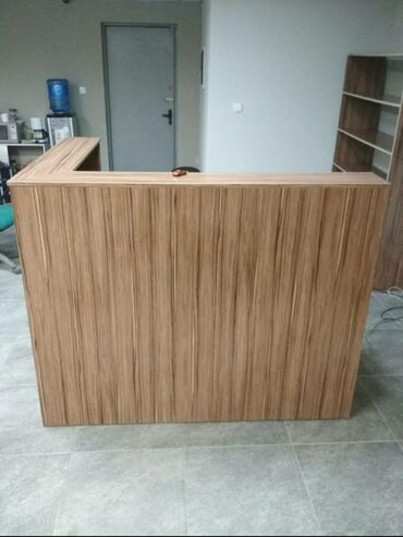 кассовый стул: Продаю ресепшн в отличном состоянии. Цена:20000 сом. Самовывоз. Адрес