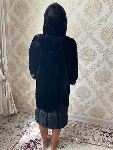 Шубы: Шуба из норки с капюшоном, черного цвета. - Длина: миди, ниже колена — 4