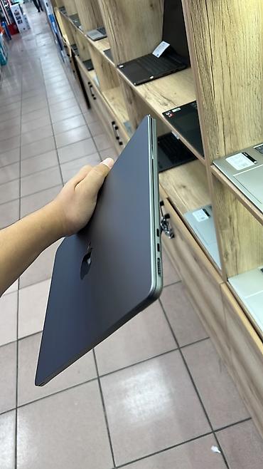 Apple MacBook в тонком алюминиевом корпусе цвета Space Gray. На фото