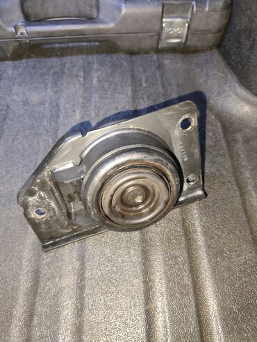 Sbor motorlar və silindr başlıqları: Kia ve Hyundai avtomobilləri üçün mühərrik dayağı. Bu dayaq mühərriki